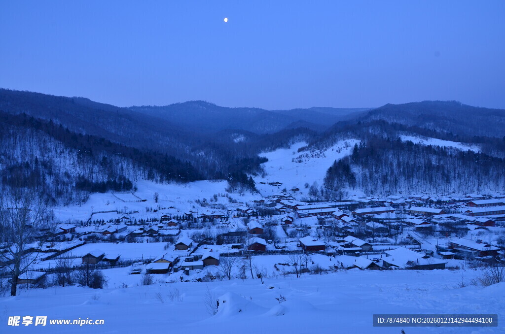 雪夜山村美景
