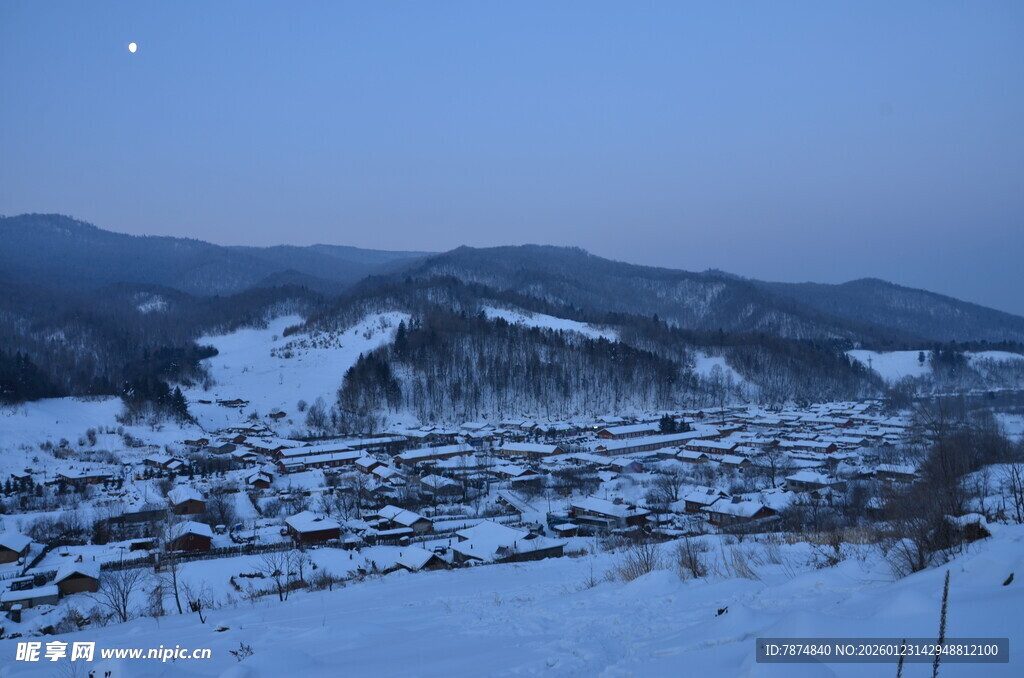 雪覆山村夜景 静谧美好