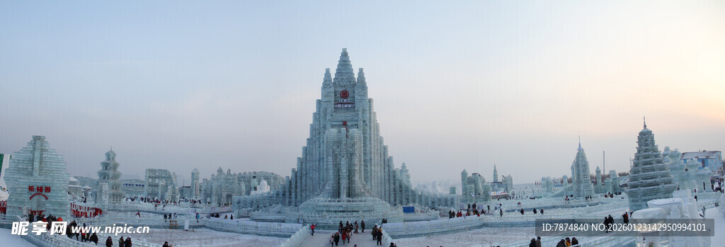 冰雪中的梦幻尖顶建筑