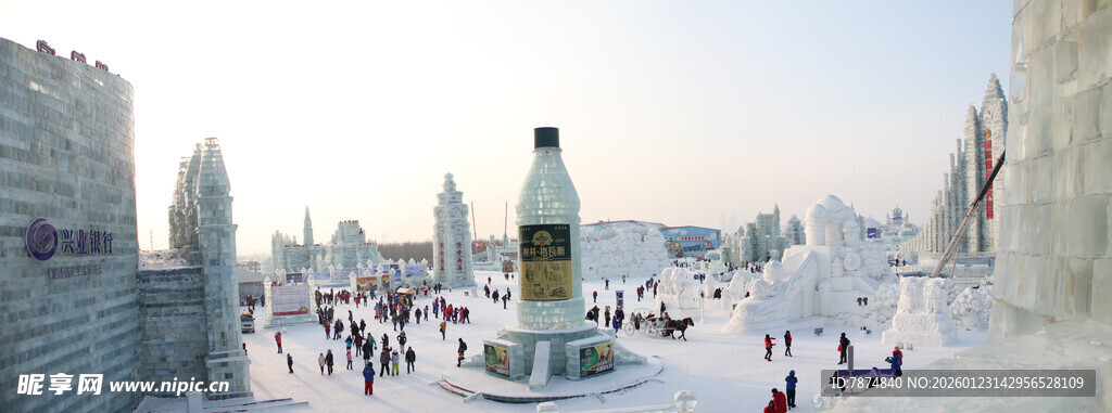 冰雪城堡景观 游人嬉戏