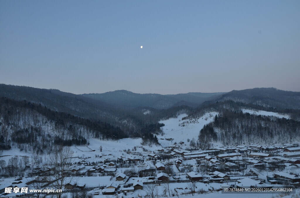 雪覆山村 暮色中的宁静美景