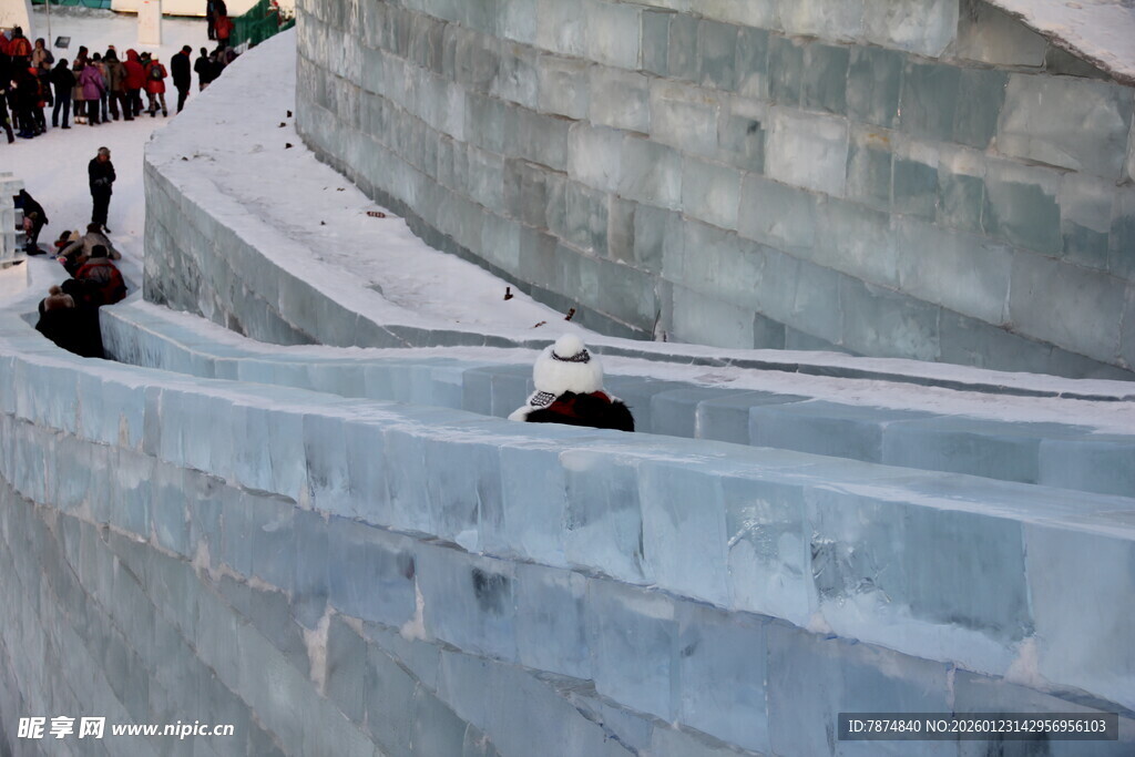 冰滑梯上的欢乐瞬间