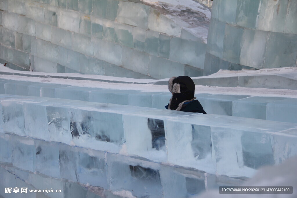 人置身于冰雪建筑空间中