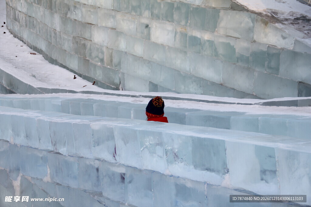 人置身于冰砌空间中