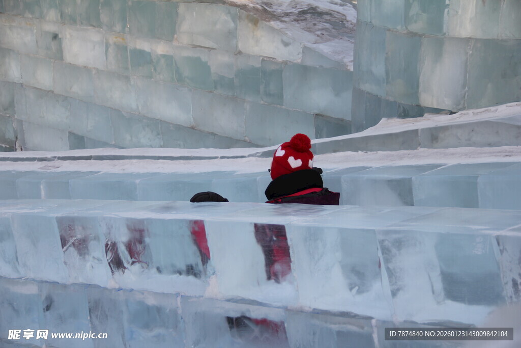 冰雕景观中玩耍的红衣人