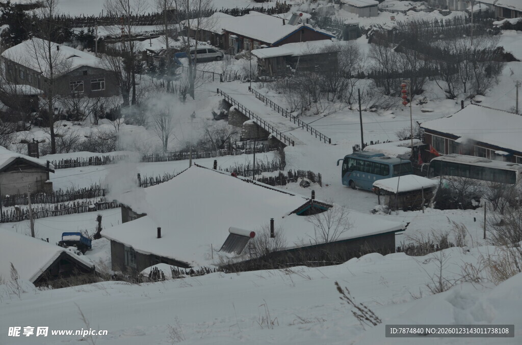 雪覆村庄景象