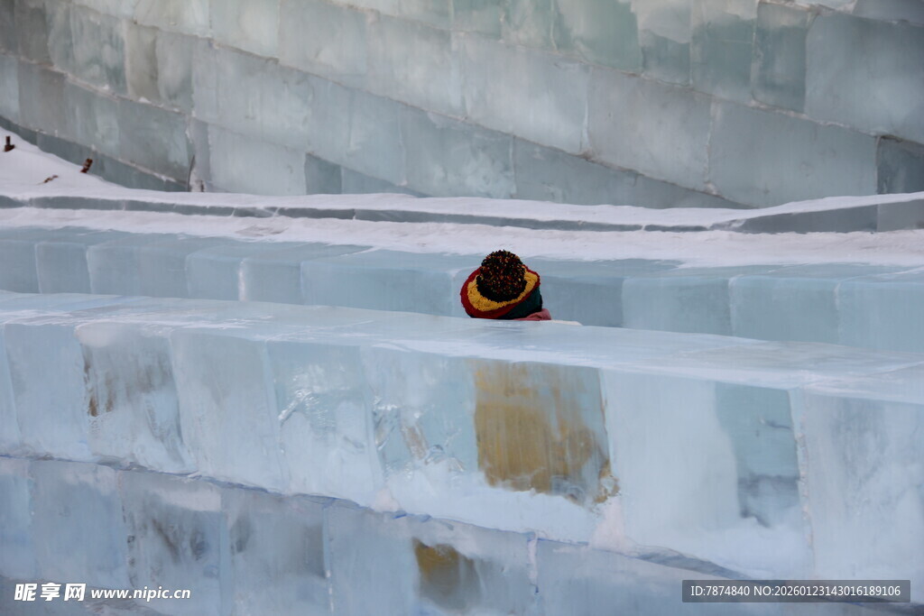 冰面洞穴中的探险者