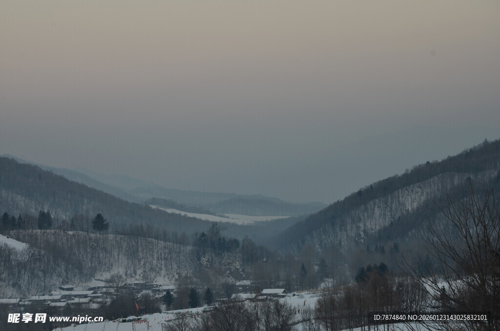 冬日山峦雪景图
