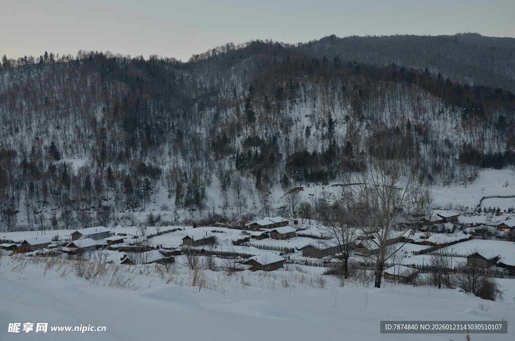 冬日雪覆山村美景