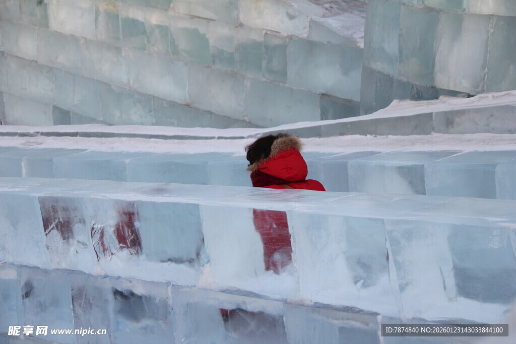 冰雕中穿红衣的观赏者