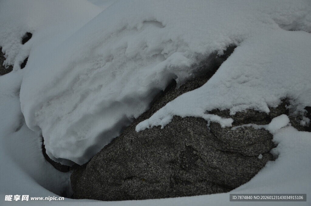 雪覆岩石美景