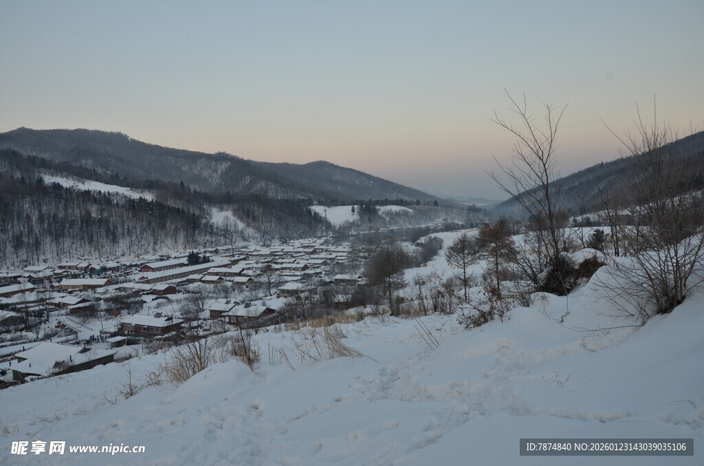 冬日山村雪景