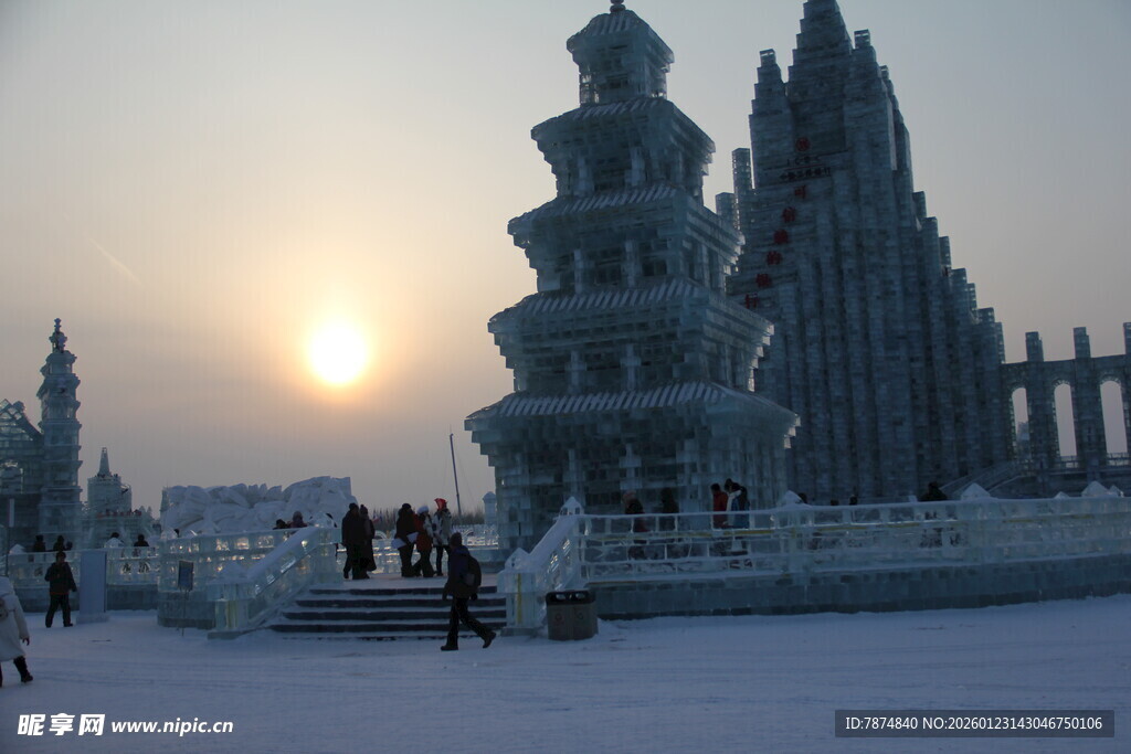 夕阳下的冰雪城堡景观