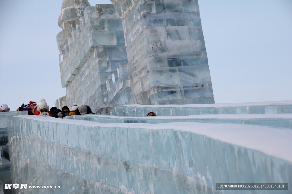 壮观冰雕前的游客身影