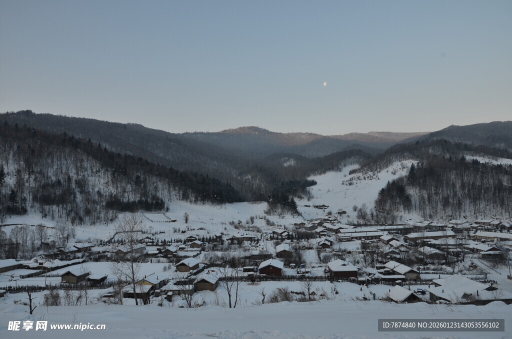 冬日雪覆山村美景