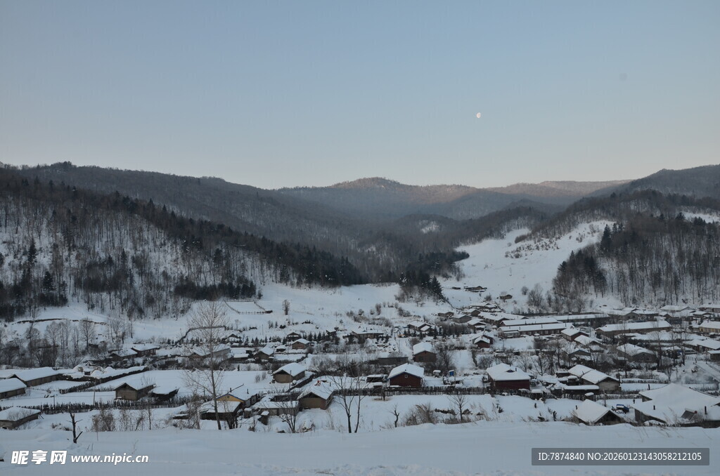 冬日雪覆山村美景
