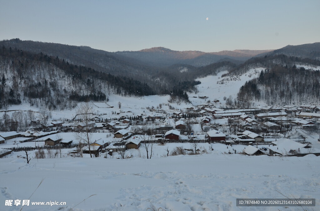 冬日雪覆山村美景