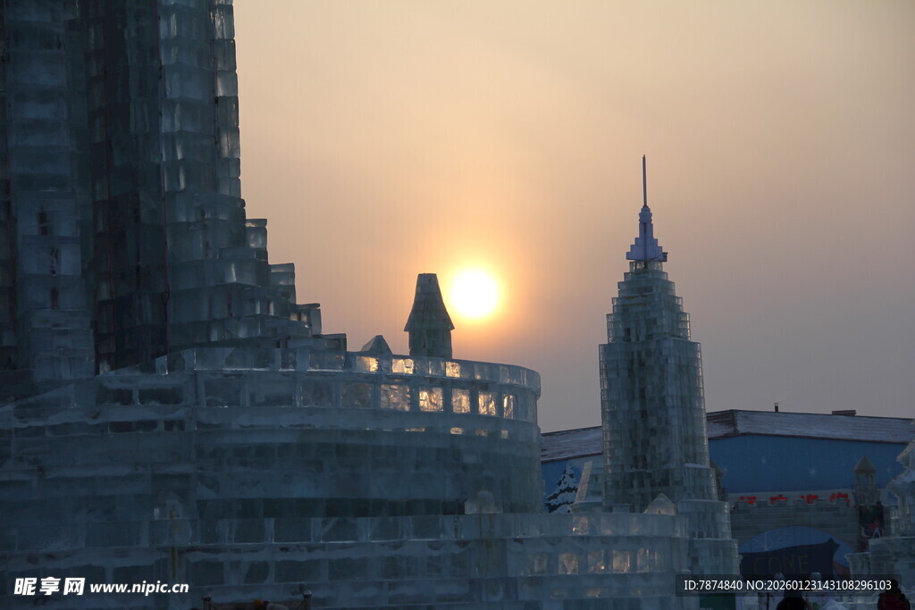 夕阳下的宏伟建筑景观