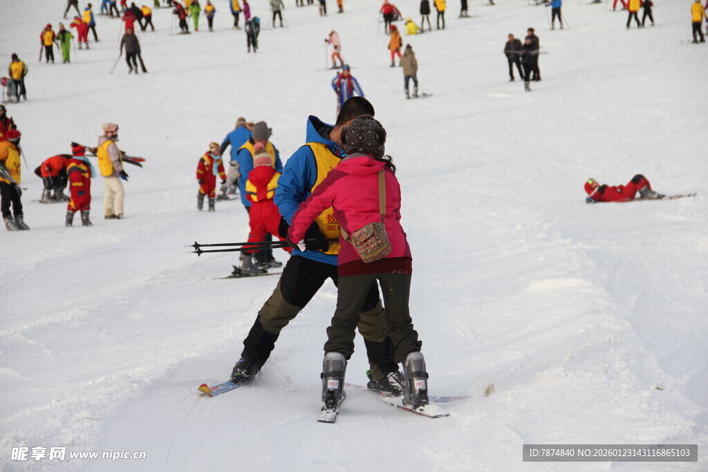 滑雪场上热闹的滑雪人群