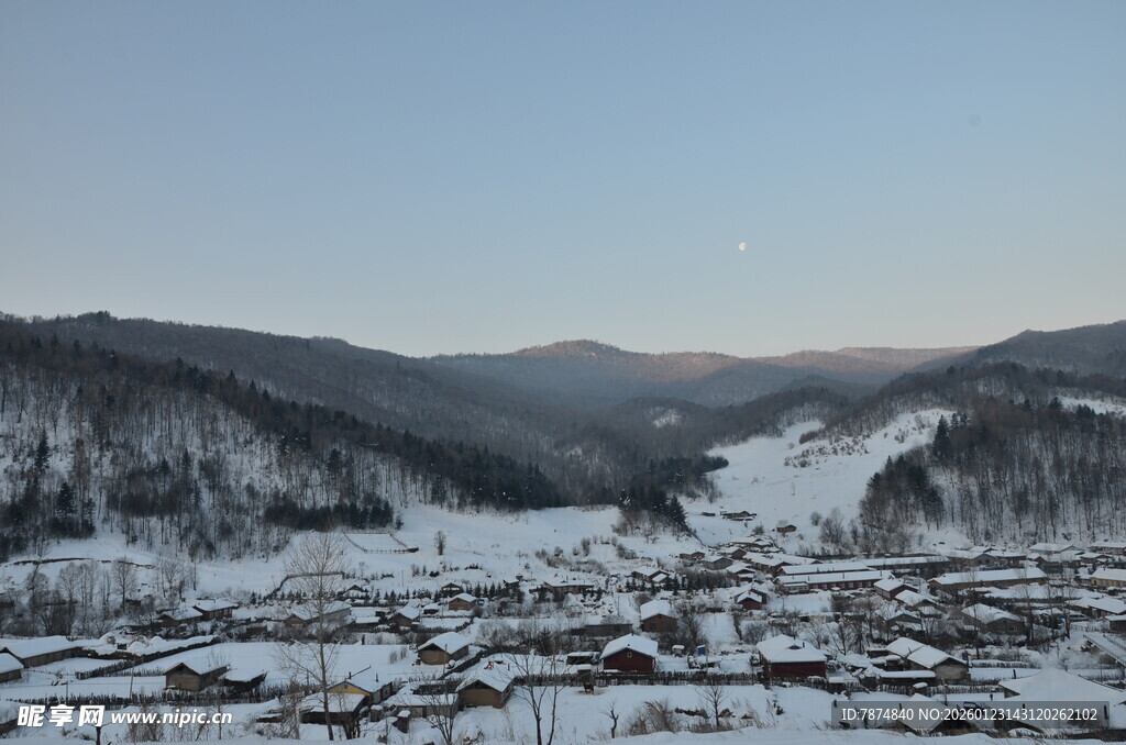 冬日雪覆山村美景