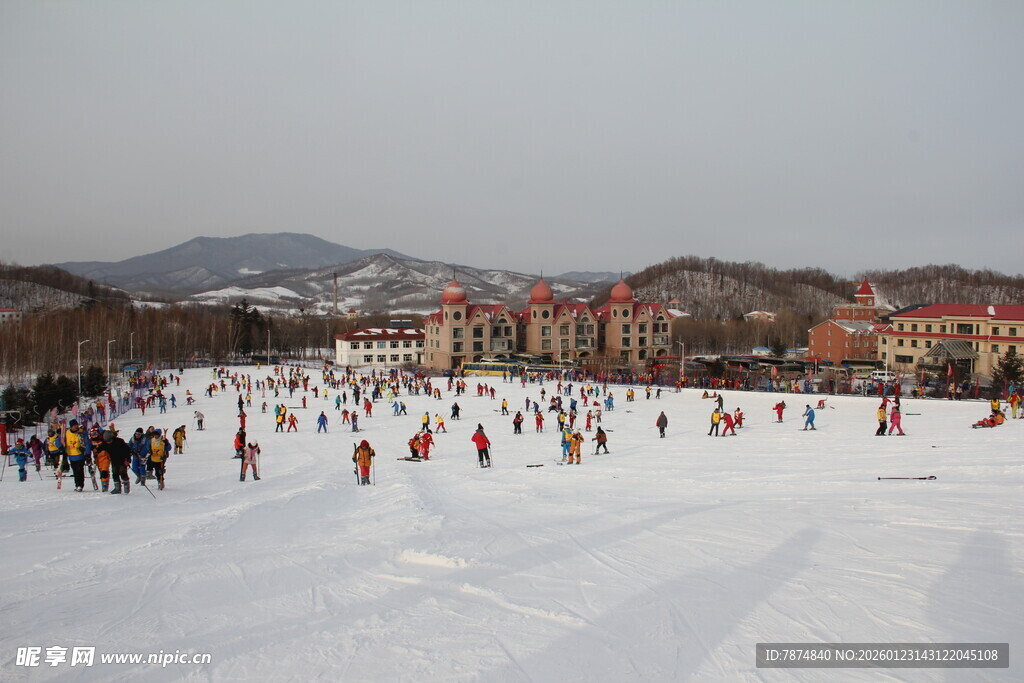 雪地人群热闹场景
