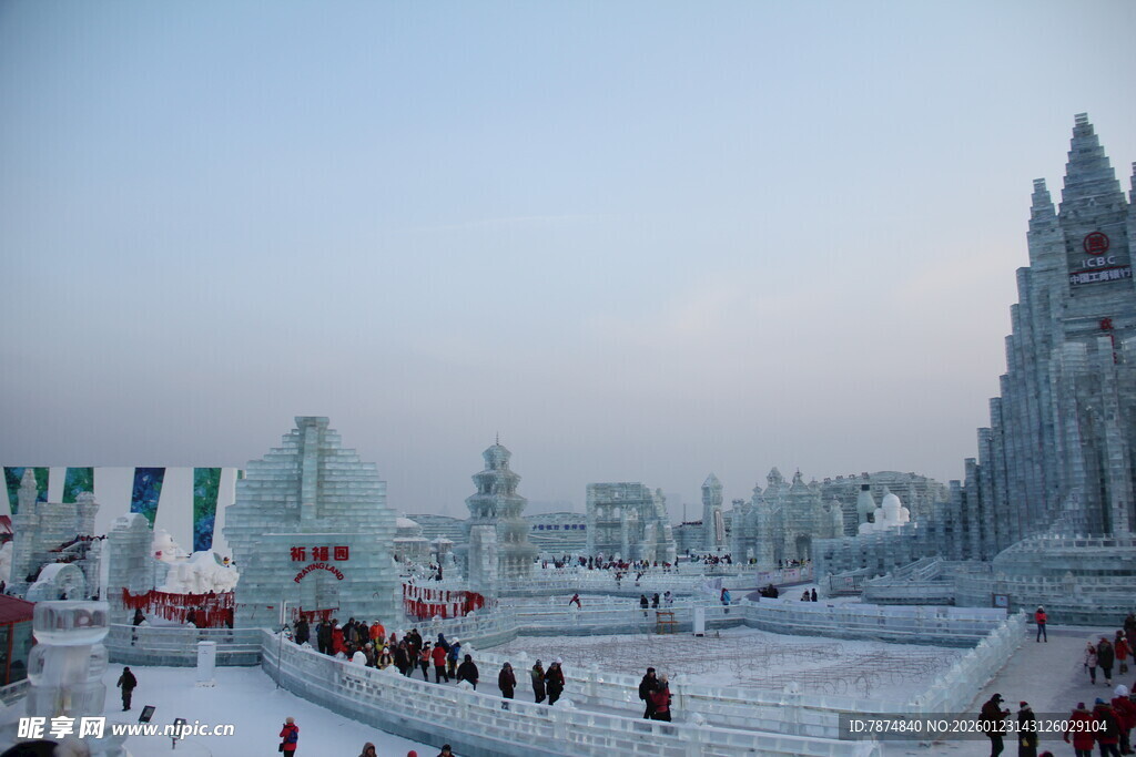 冰雪城堡前的欢乐人群
