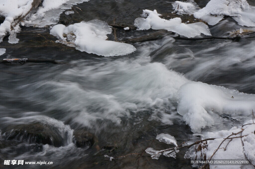 冬日溪流覆雪景象