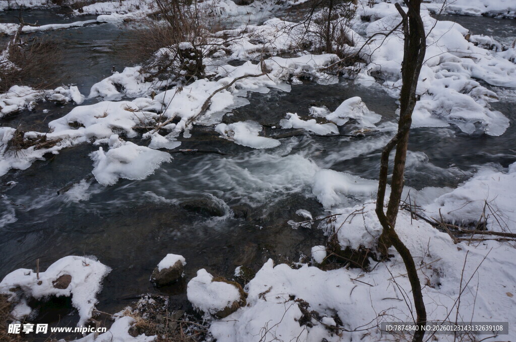 冬日溪流覆雪景象