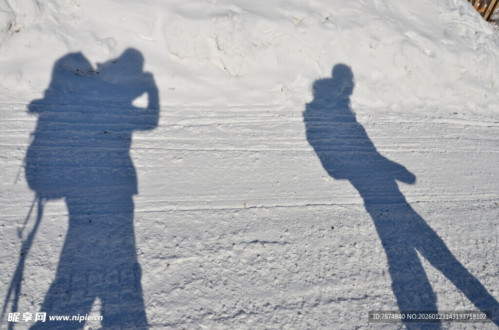 雪地上的滑雪者影子