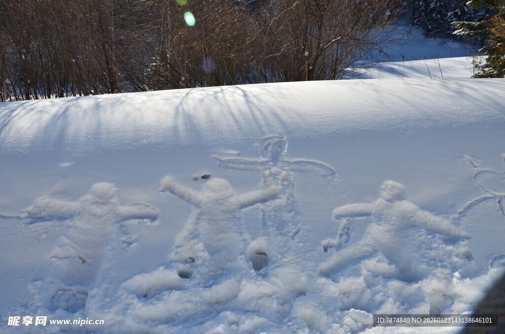 雪地中的趣味脚印痕迹