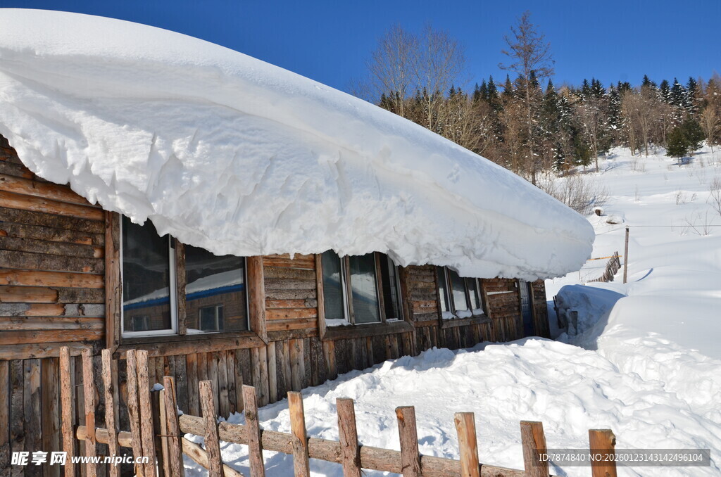 雪覆木屋的冬日乡村景象