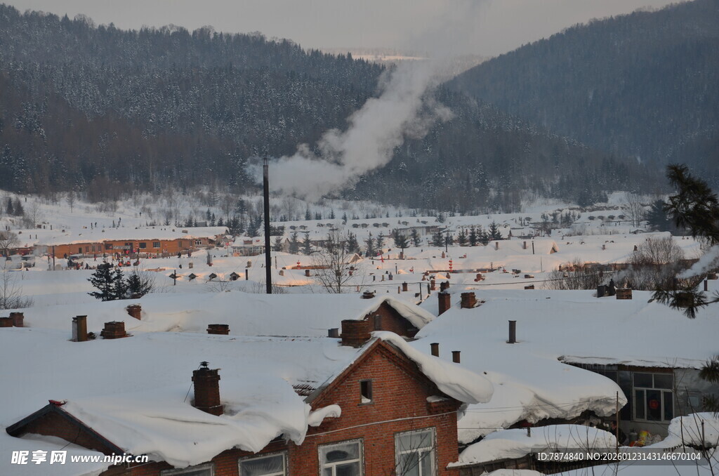 雪覆山村 袅袅炊烟映冬景