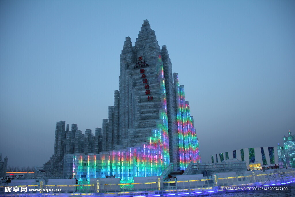 梦幻灯光下的独特建筑