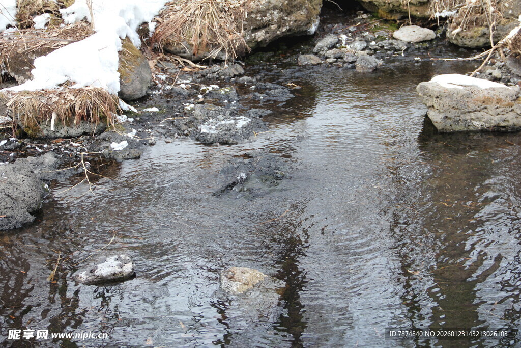 冬日溪流中的潺潺流水