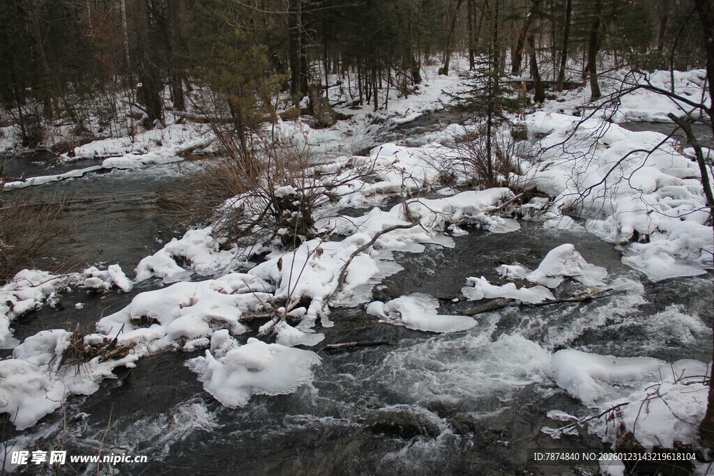 冬日溪流覆雪美景