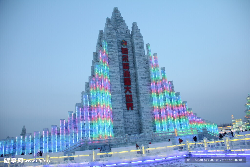 梦幻彩色冰雪建筑景观