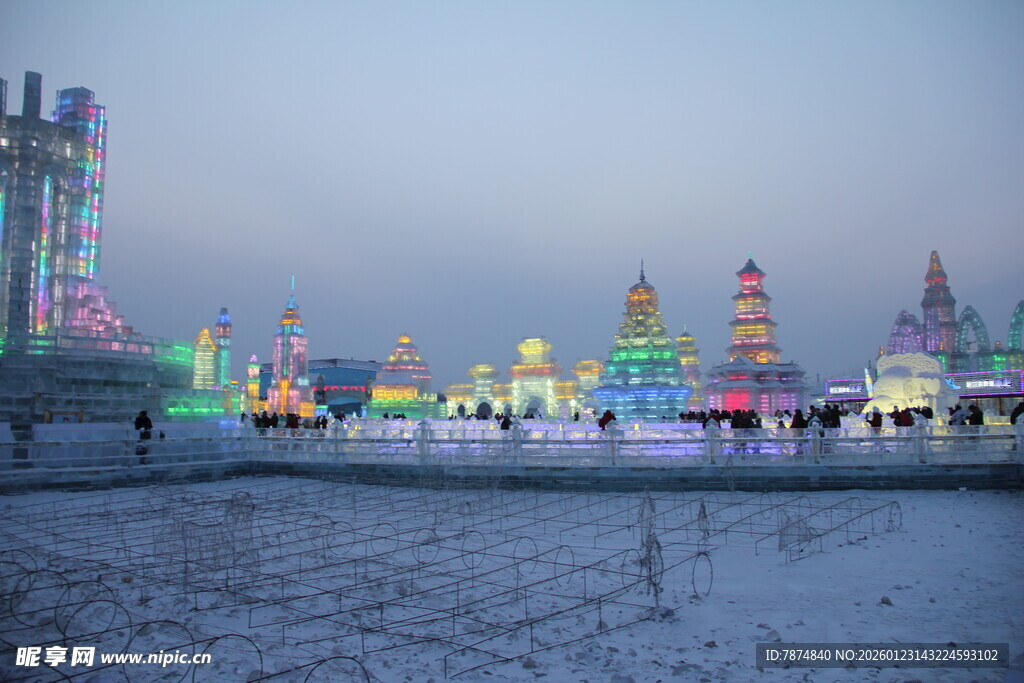 冰雪世界中的绚丽彩灯景观