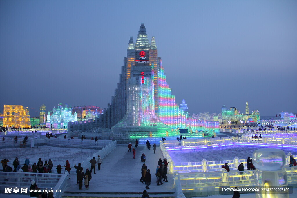冰雪世界的梦幻灯光景观