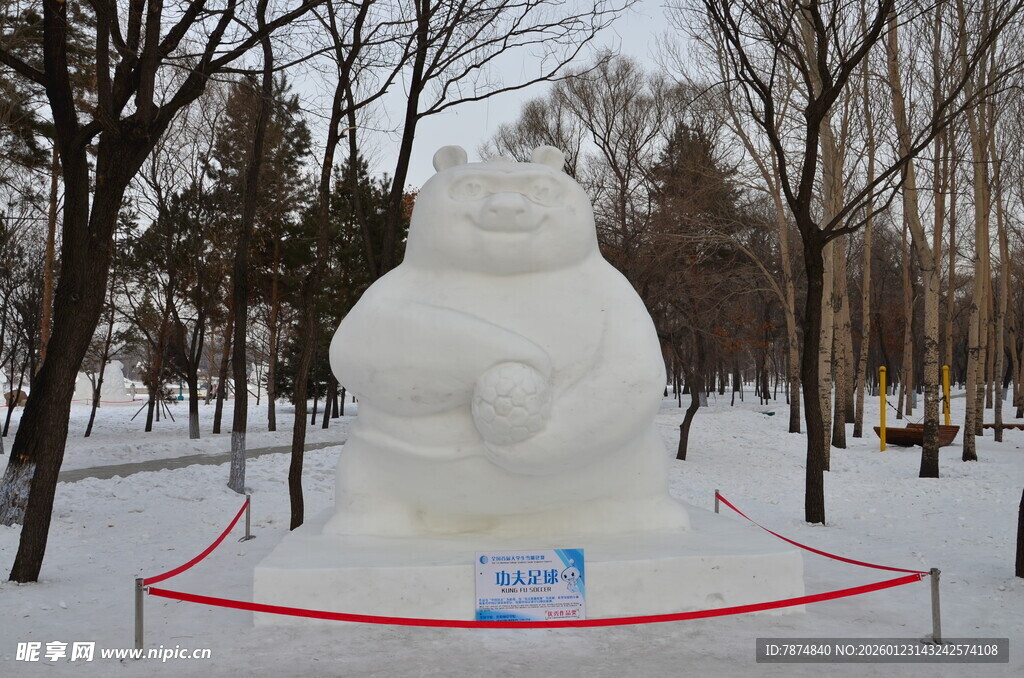 巨大雪人亮相户外雪地