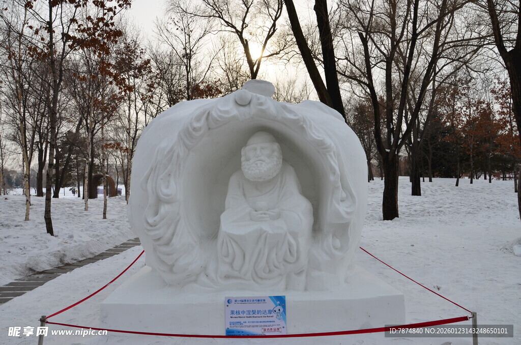 雪地中的精美雪雕作品