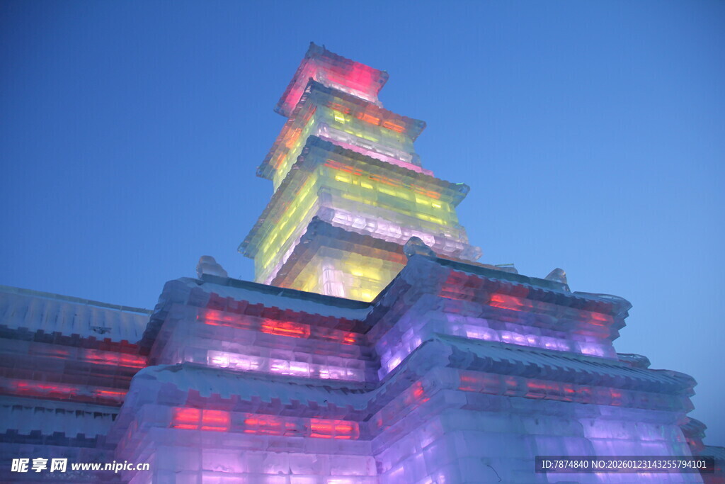梦幻灯光下的绚丽塔楼