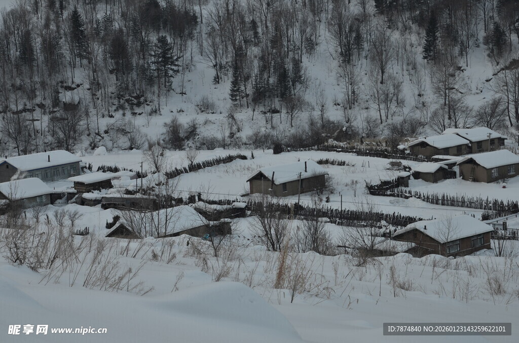 雪覆山村美景