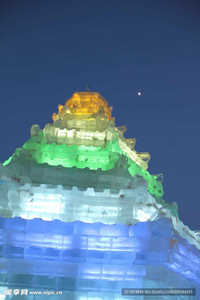 彩色灯光映照下的建筑顶部