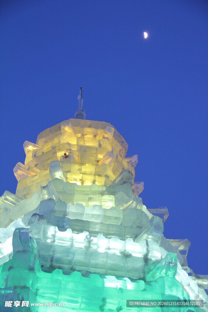 冰雕建筑映于夜空