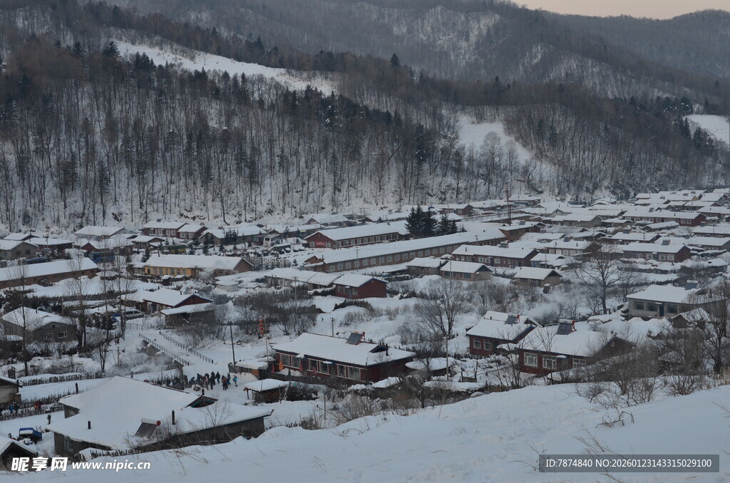 雪覆山村美景
