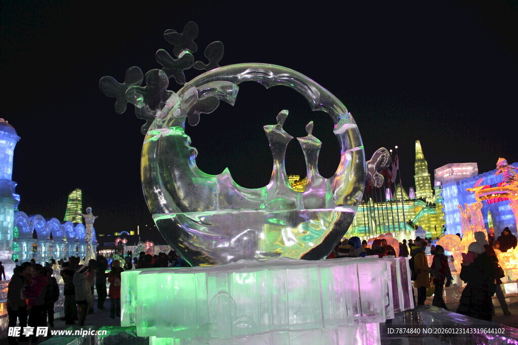 梦幻冰雕夜景吸引众人观赏
