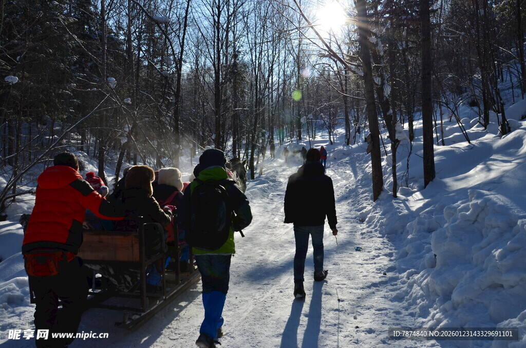 冬日雪地徒步的人群