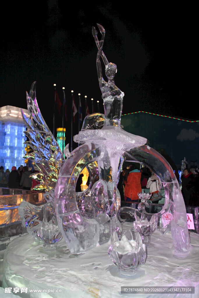 夜晚喷泉雕塑 水花灵动