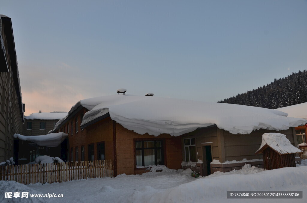 雪覆木屋的冬日山居景象
