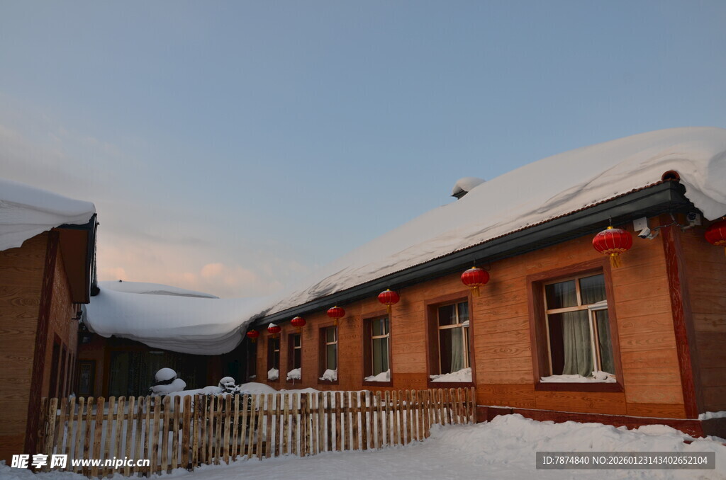 雪覆红房 冬日温馨景象